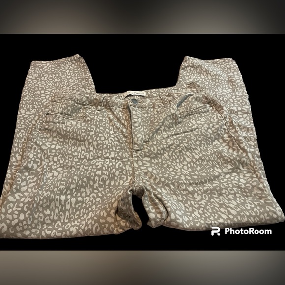 GUC. Women’s Taupe and Ivory Animal Print Denim Jeans. Ankle Length. Size 14. - Picture 2 of 5